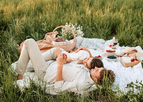 30 Picnic Date Ideas for Couples